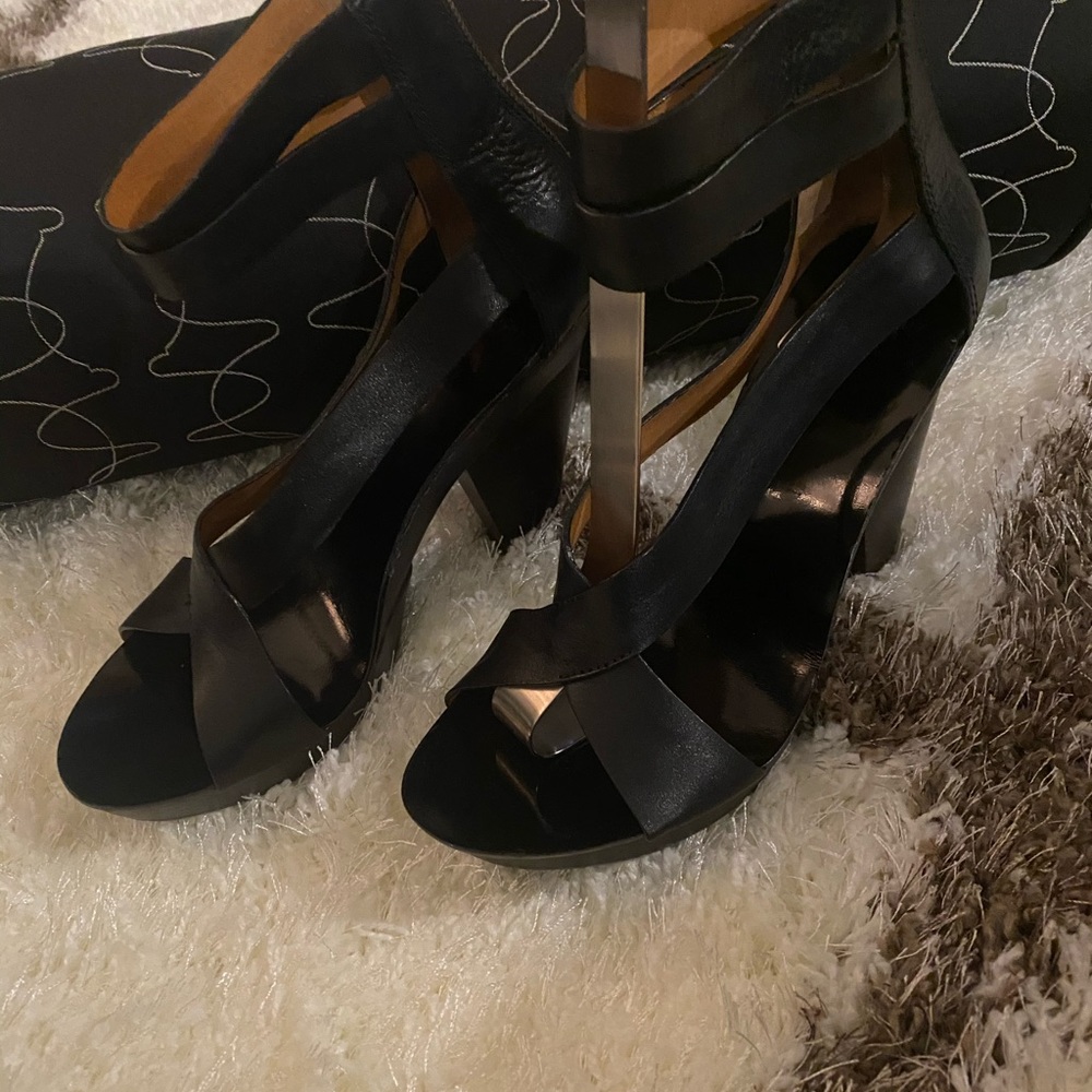😍😍 Givenchy leather cape sandals.😍😍